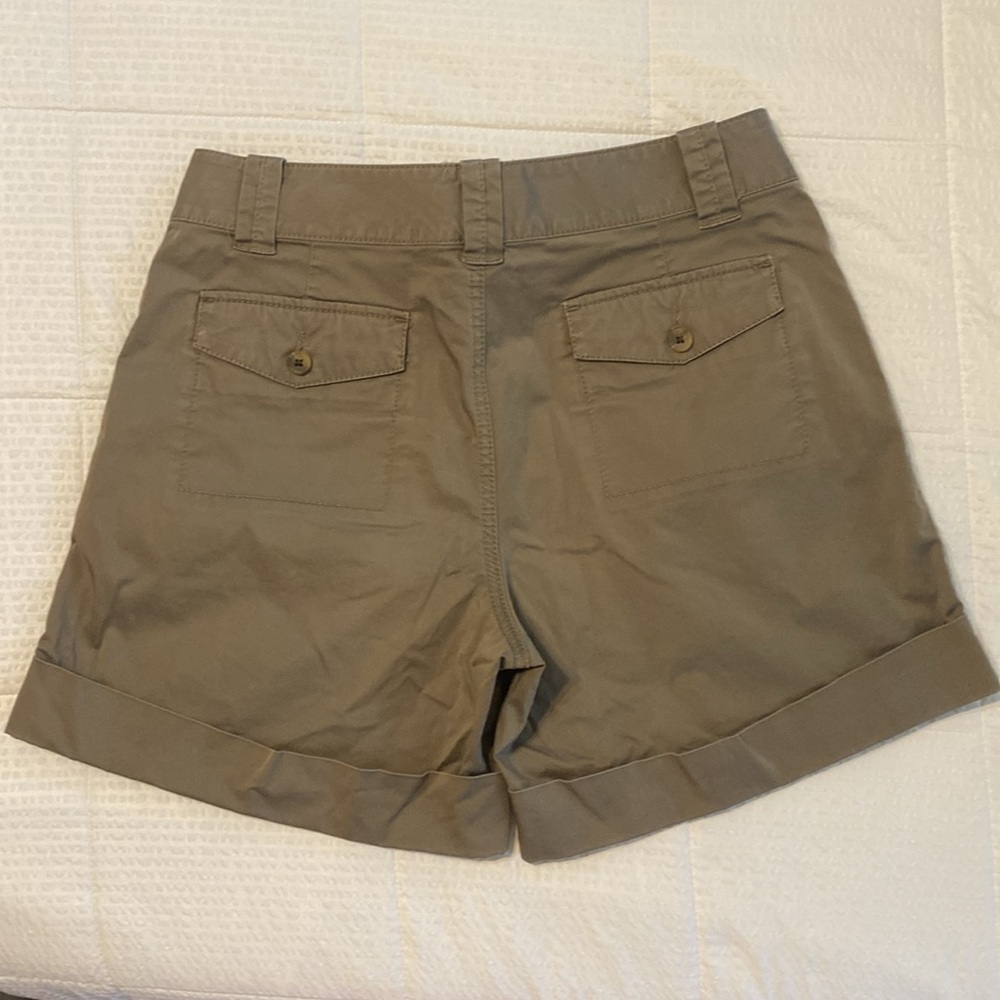 Banana Republic khaki shorts-97%cotton/stretch. Size 8. Like new-worn once - Picture 2 of 3